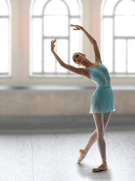 高举手臂跳着芭蕾舞的女人