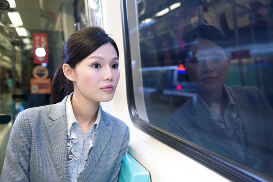 坐在车内看着车窗外的女人