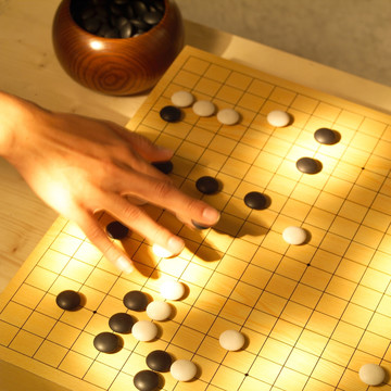 下围棋的商务人士