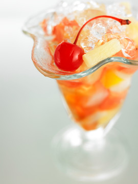 杯子里的水果和冰块