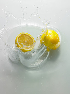水中的柠檬