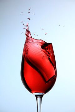 酒杯里的红葡萄酒