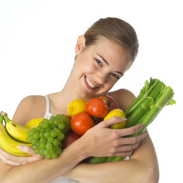 微笑着抱着蔬菜的女人