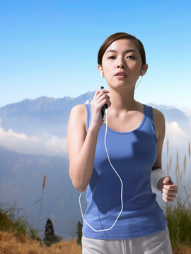 聽音樂健身的女人