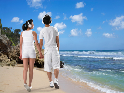 在沙滩上散步的夫妇