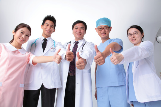 微笑着竖起大拇指的医生和护士