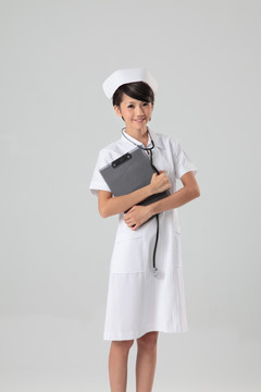 抱着写字板的护士