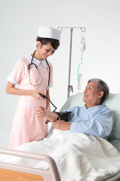 护士微笑着为病人做检查