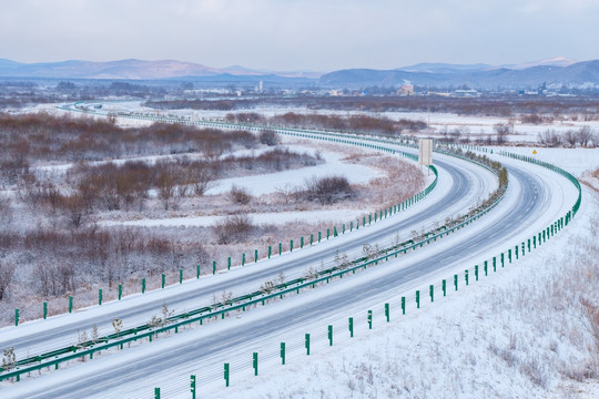 春雪高速公路