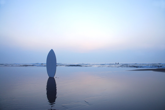 沙滩上的冲浪板