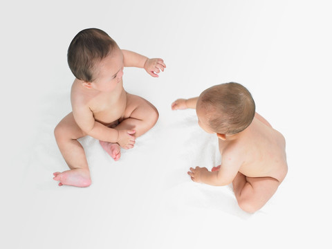 两个婴幼儿坐在地上