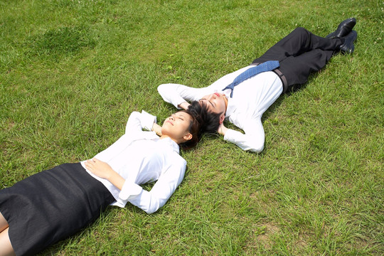 躺在草地上休息的男女