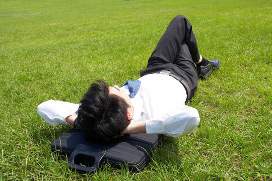 躺在草地上休息的男人