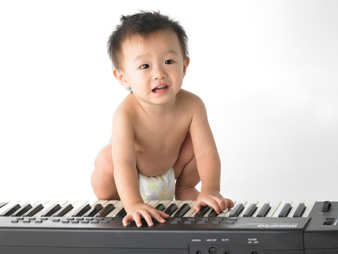在电子琴上弹奏的宝宝