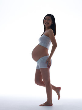 单脚站立的孕妇