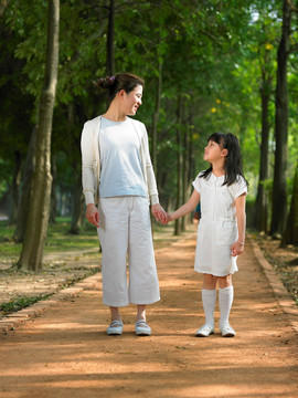 走在森林小道上的母女