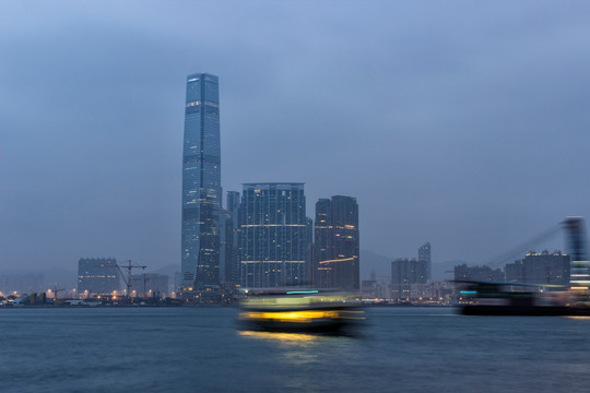 香港的摩天大楼和渡轮