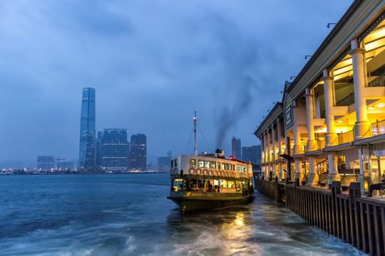 香港的摩天大楼和渡轮