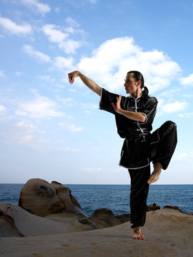 練著武術的男人