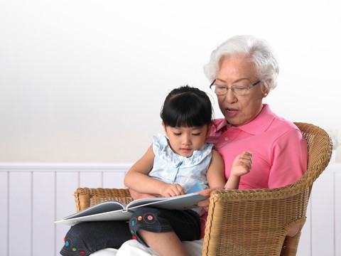在教孙女读故事书的奶奶