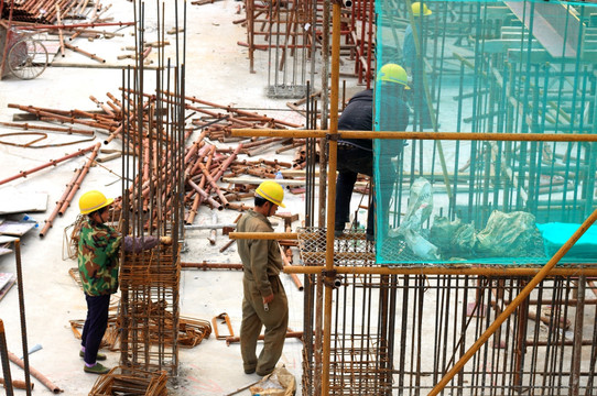 建筑工地 扎铁工人