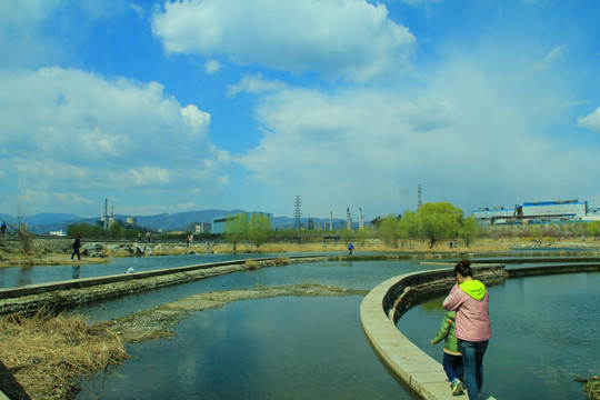 湖边春游