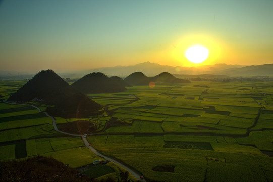 罗平金鸡峰夕照