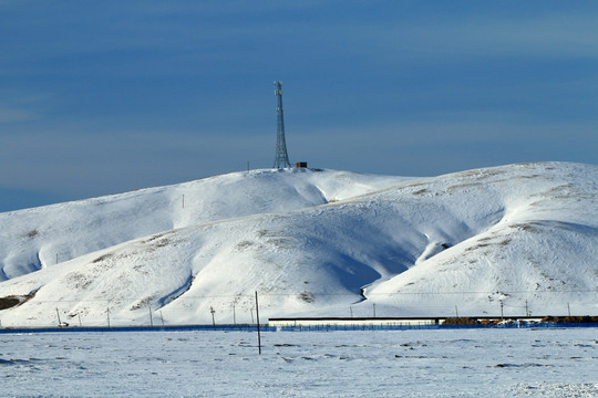 雪原山顶移动通信塔