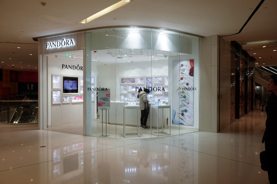 首飾店櫥窗