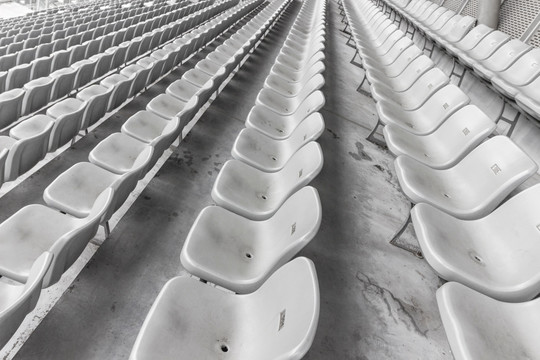 体育场馆里白色的凳子