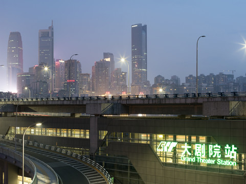 美丽山城重庆夜景大剧院轻轨站