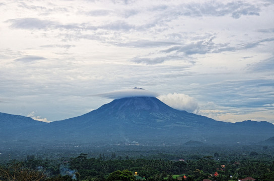 默拉皮火山