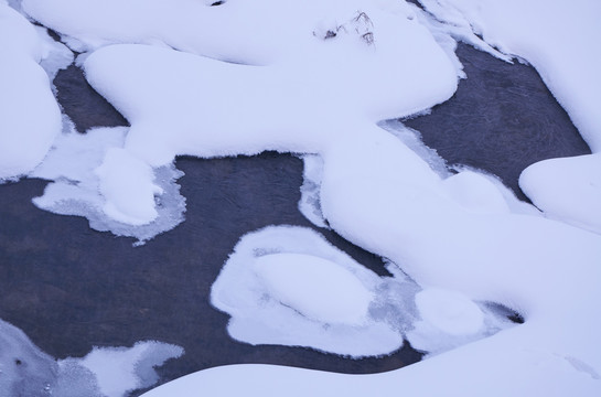 冰封的溪水