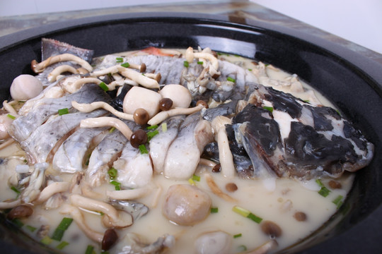 清汤石锅鱼炖鱼