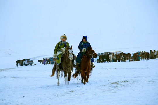 雪原骑马的蒙古族牧民