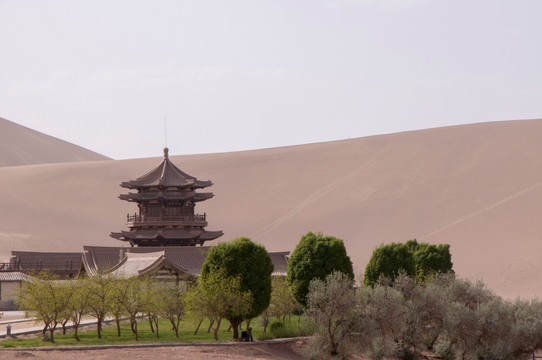 甘肃敦煌鸣沙山月牙泉