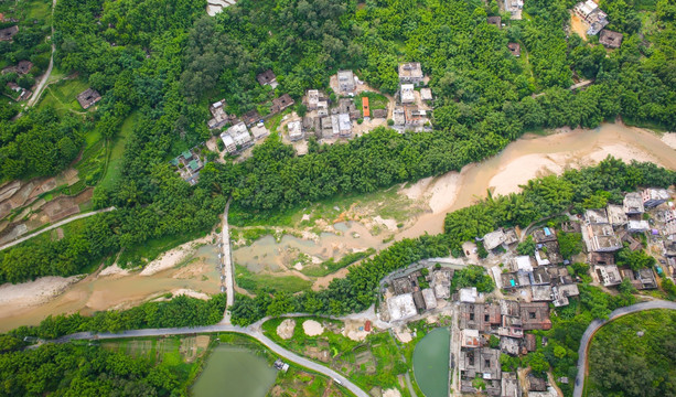 东水山 河流 山村