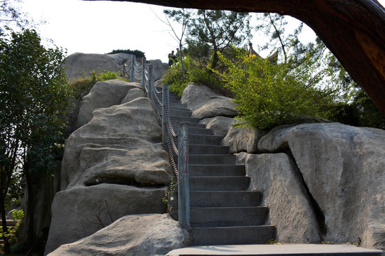 陡峭狭窄的台阶 假山