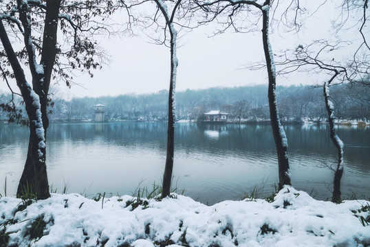 南京钟山风景区紫霞湖雪景