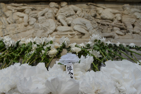 人民英雄纪念碑前的悼念白花