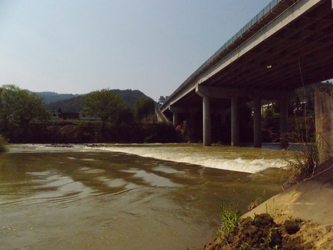 高架桥下流水