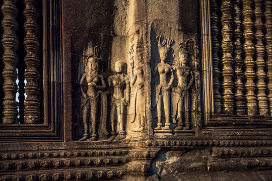 柬埔寨吴哥窟庙宇石刻精美女神像
