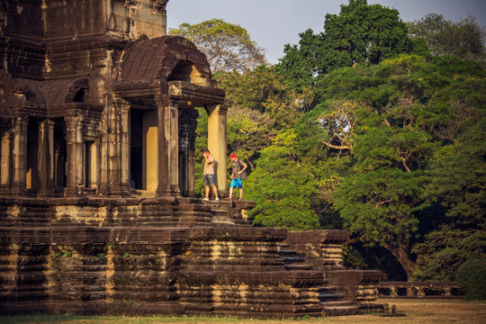柬埔寨吴哥窟庙宇前的游客