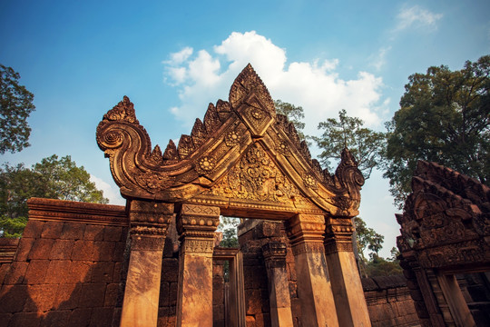 柬埔寨女王宫精美门廊浮雕