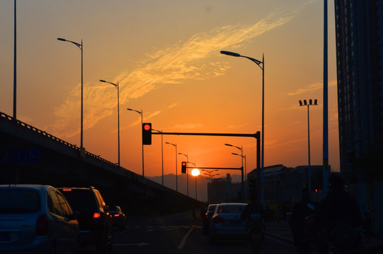 夕阳下的信号灯