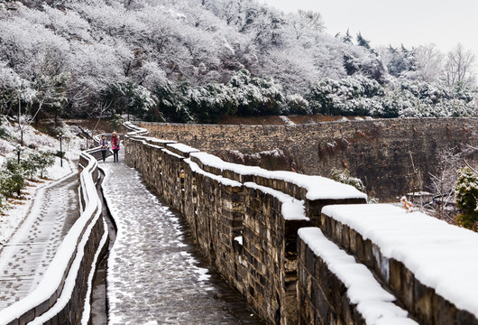 南京明城墙雪景 城墙阅江楼段