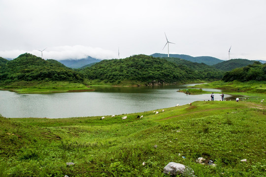 山里湖泊