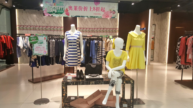 女装专卖店 服装橱窗