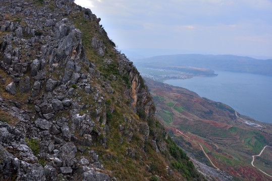 陡峭的山