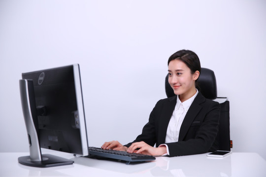 正在电脑上工作的女人